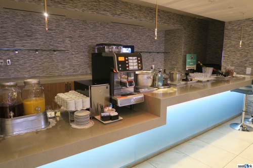 Korean Air Lounge LAX coffee and tea area