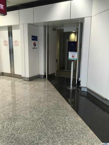 Korean-Air-First-Business-Class-Lounge-Hong-Kong-002