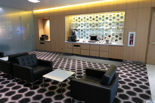 Qantas-Oneworld-First-Class-Lounge-Los-Angeles-01