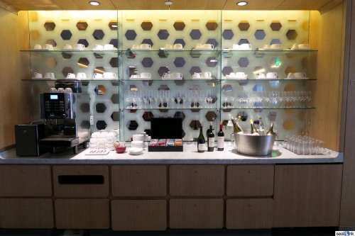 Qantas-Oneworld-First-Class-Lounge-Los-Angeles-02