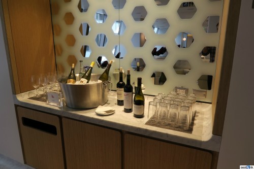Qantas-Oneworld-First-Class-Lounge-Los-Angeles-06