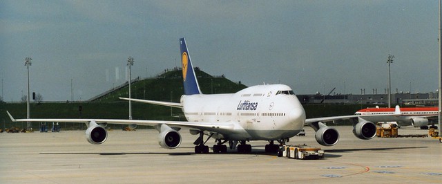 Lufthansa Boeing 777 200 200er aircraft